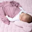 Sleepee Royal Baby ergonomikus babapárna laposfejűség ellen pink (rózsaszín) színben, maci formájú velúr fejpárna babáknak