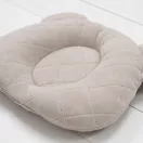Sleepee Royal Baby ergonomikus babapárna laposfejűség ellen sand (bézs) színben, maci formájú velúr fejpárna babáknak