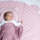 Sleepee Royal Baby ergonomikus babapárna laposfejűség ellen sand (bézs) színben, maci formájú velúr fejpárna babáknak