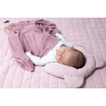 Sleepee Royal Baby ergonomikus babapárna laposfejűség ellen sand (bézs) színben, maci formájú velúr fejpárna babáknak