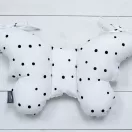 Sleepee Butterfly anti-shock pillangó babapárna Dots (fekete pöttyös) mintával, rázkódás elleni fejtámasztó babapárna babakocsiba és autósülésbe