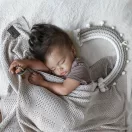 Sleepee ultra soft bamboo vékony kötött bambusz babatakaró szürke (Grey) színben, légáteresztő és bőrbarát takaró újszülötteknek