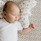 Sleepee Butterfly anti-shock pillangó babapárna Safari (kék, állatkás) mintával, rázkódás elleni fejtámasztó babapárna babakocsiba és autósülésbe