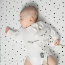 Sleepee Sleepus biopamut szundikendő fehér színben, kontrasztos pontokkal díszített puha nyunyóka és alvást segítő baba játék