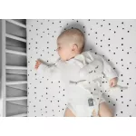 Sleepee Sleepus biopamut szundikendő fehér színben, kontrasztos pontokkal díszített puha nyunyóka és alvást segítő baba játék