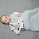 Sleepee Sleepus biopamut szundikendő fehér színben, kontrasztos pontokkal díszített puha nyunyóka és alvást segítő baba játék