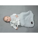 Sleepee Sleepus biopamut szundikendő fehér színben, kontrasztos pontokkal díszített puha nyunyóka és alvást segítő baba játék