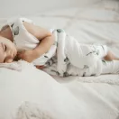 Sleepee téli tipegő baba hálózsák 1-2 év (S), pamut borítás, világosszürke és sötétszürke színben (2.5 TOG)