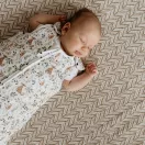 Sleepee NewBorn újszülött hálózsák 0-4 hó, bélelt pamut, zöld eukaliptusz (Eucalyptus) minta (2.5 TOG)