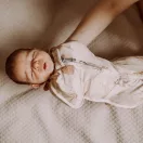 Sleepee First Step újszülött baba pólya, puha pamut anyagból, Black Dots fekete pöttyös mintával (0.5 TOG)