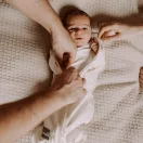 Sleepee First Step újszülött baba pólya, puha pamut anyagból, Black Dots fekete pöttyös mintával (0.5 TOG)
