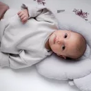 Sleepee muszlin ergonomikus babapárna laposfejűség ellen sand (bézs) színben, maci formájú légáteresztő fejpárna babáknak