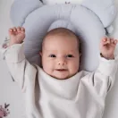 Sleepee muszlin ergonomikus babapárna laposfejűség ellen rose (rózsaszín) színben, maci formájú légáteresztő fejpárna babáknak