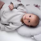 Sleepee muszlin ergonomikus babapárna laposfejűség ellen grey (szürke) színben, maci formájú légáteresztő fejpárna babáknak