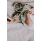 Sleepee First Step újszülött baba pólya, puha pamut anyagból, zöld leveles (Bohemian Green) mintával (0.5 TOG)