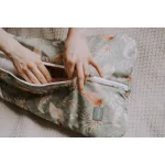 Sleepee NewBorn újszülött hálózsák 0-4 hó, bélelt pamut, zöld leveles (Bohemian Green) mintával (2.5 TOG)