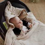 Sleepee autósülésbe való nyári muszlin babatakaró-pólya szürke színben, hordozóba illeszthető kivitel biztonsági öv nyílásokkal a baba kényelmes utazásához