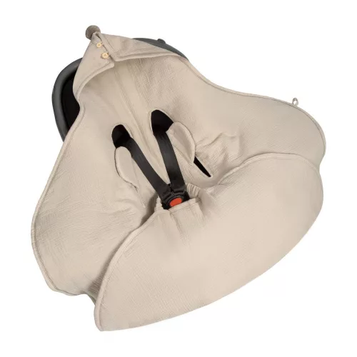 Sleepee autósülésbe való nyári muszlin babatakaró-pólya sand (bézs) színben, hordozóba illeszthető kivitel biztonsági öv nyílásokkal