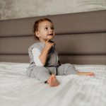 Sleepee kifordítható téli tipegő hálózsák lábbal 6-12 hó (XS méret), virágos Bloom és pöttyös Black Dots minta (2.5 TOG)