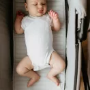 Sleepee izzadásgátló babakocsi betét mózeskosárba grey (szürke) színben, lélegző és nedvszívó hálós betét babáknak