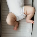 Sleepee izzadásgátló babakocsi betét mózeskosárba rose (rózsaszín) színben, lélegző és nedvszívó hálós betét babáknak