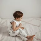 Sleepee téli tipegő baba hálózsák 1-2 év (S), pamut borítás, bézs erdei Ivory Forest minta (2.5 TOG)