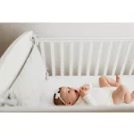 Sleepee 1 db-os steppelt babaágy rácsvédő pink (rózsaszín) színben, megkötős biztonsági panel és rögzíthető ütődésgátló kiságyba