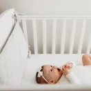 Sleepee 3 db-os steppelt babaágy rácsvédő sand (bézs) színben, megkötős biztonsági panelek és rögzíthető ütődésgátló kiságyba