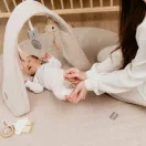 Sleepee állítható játékív csatlakoztatható fejlesztő babajátékokkal szürke (Grey) színben, kompatibilis a moduláris babafészekkel