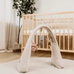 Sleepee állítható játékív csatlakoztatható fejlesztő babajátékokkal sand (bézs) színben, kompatibilis a moduláris babafészekkel