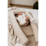 Sleepee 3 az 1-ben moduláris újszülött babafészek sand (bézs) színben, variálható kialakítással és fehér zaj készülékkel a biztonságos alváshoz