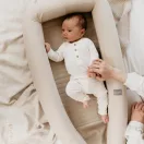 Sleepee 3 az 1-ben moduláris újszülött babafészek szürke (Grey) színben, variálható kialakítással és fehér zaj készülékkel a biztonságos alváshoz