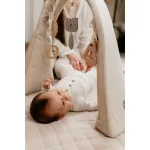Sleepee játékív beépített fehér zaj készülékkel és csatlakoztatható fejlesztő babajátékokkal szürke (Grey) színben, moduláris babafészekhez