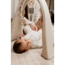 Sleepee játékív beépített fehér zaj készülékkel és csatlakoztatható fejlesztő babajátékokkal rózsaszín (Pink) színben, moduláris babafészekhez