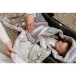 Sleepee Bohemian Grey plüss babatakaró-pólya autósülésbe, szürke-zöld tollas mintájú meleg hordozóba illeszthető kivitel biztonsági öv nyílásokkal