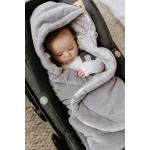 Sleepee Bohemian Grey plüss babatakaró-pólya autósülésbe, szürke-zöld tollas mintájú meleg hordozóba illeszthető kivitel biztonsági öv nyílásokkal