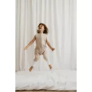 Sleepee muszlin tipegő hálózsák lábbal 3-4 év (M méret), beige homok színben, fehér szívecskés mintával (1.0 TOG)