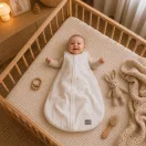 Sleepee újszülött muszlin baba hálózsák 0-4 hó (S méret),  fehér színű, barnás levél mintával (1.0 TOG)