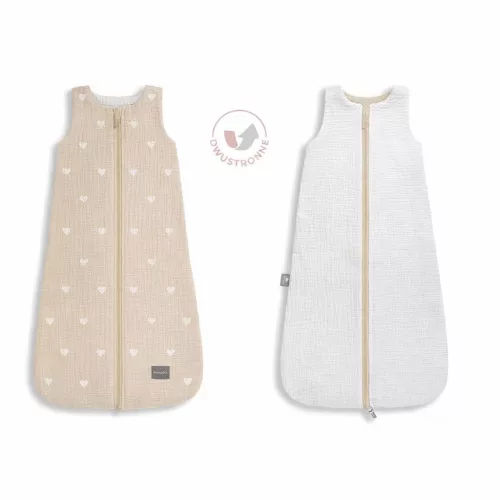 Sleepee kifordítható muszlin baba hálózsák 4-24 hó (M méret), beige homok szín, fehér szívecskés mintával (1.0 TOG)
