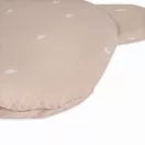 Sleepee muszlin Teddy babapárna sand (bézs) színben, fehér, szívecskés mintával, maci formájú puha és légáteresztő pamut babapárna