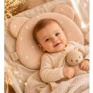 Sleepee muszlin Teddy babapárna sand (bézs) színben, fehér, szívecskés mintával, maci formájú puha és légáteresztő pamut babapárna