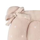 Sleepee muszlin ergonomikus babapárna laposfejűség ellen sand (bézs) színben, fehér, szívecskés mintával, maci formájú légáteresztő fejpárna babáknak