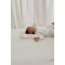 Sleepee muszlin ergonomikus babapárna laposfejűség ellen fehér színben, leveles mintával, maci formájú légáteresztő fejpárna babáknak