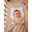 Sleepee muszlin ergonomikus babapárna laposfejűség ellen fehér színben, leveles mintával, maci formájú légáteresztő fejpárna babáknak