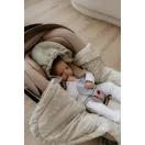 Sleepee pamut babatakaró-pólya autósülésbe zöld színben, belül zöld, leveles mintával. Meleg és puha hordozóba illeszthető kivitel biztonsági öv nyílásokkal
